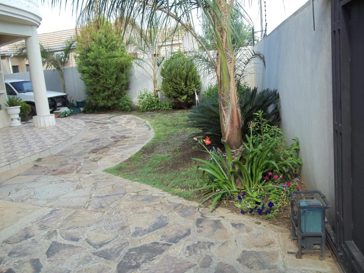 Carlcyn Homestay Gaborone Exterior foto